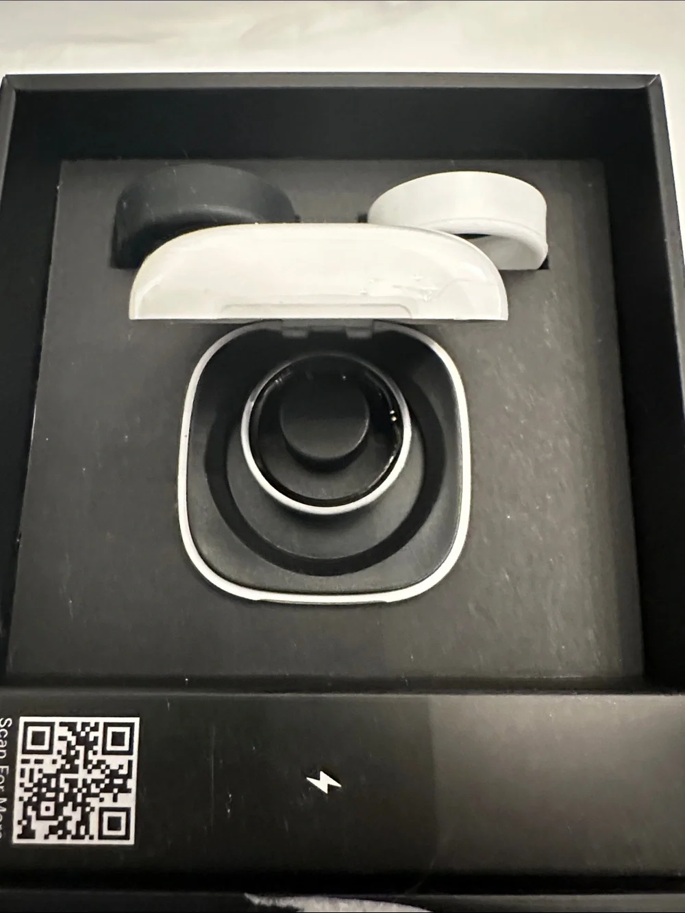 QALO QRNT Ring with Charging Case and Black and White Ring covers